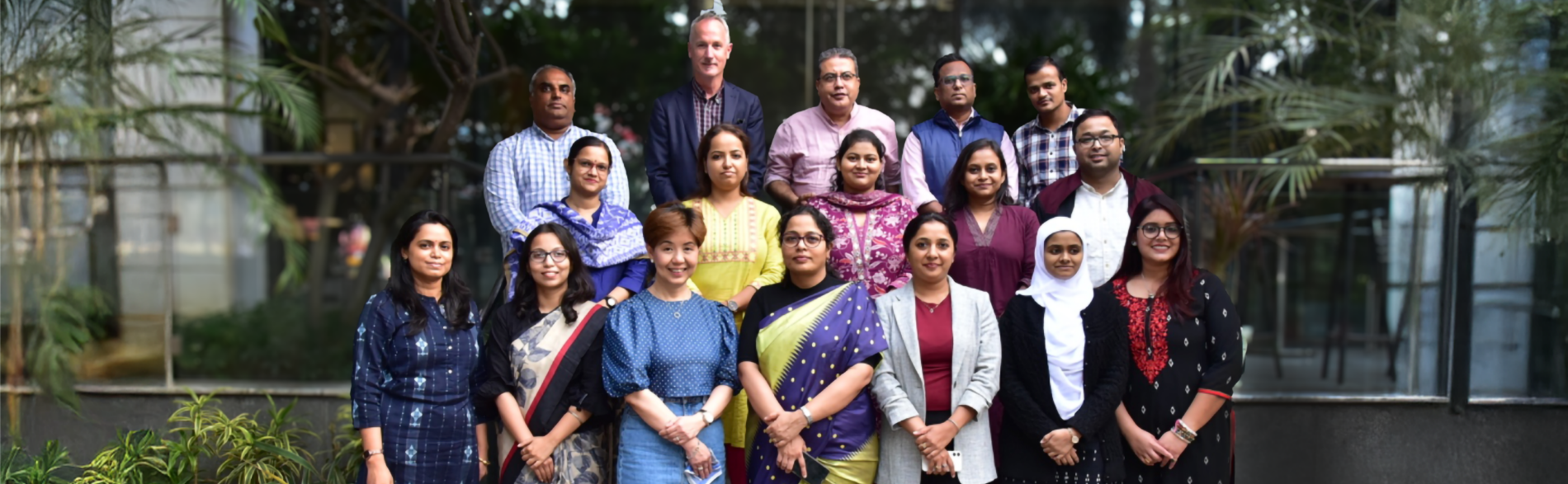 Group photo of 15 Australia Awards fellows in Kolkata, India with JBI training facilitators from Australia