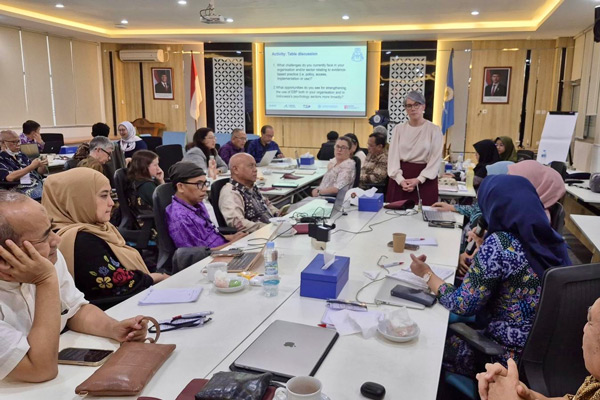 Bianca Pilla in discussion with members of Universitas Gadjah Mada, the University of Indonesia