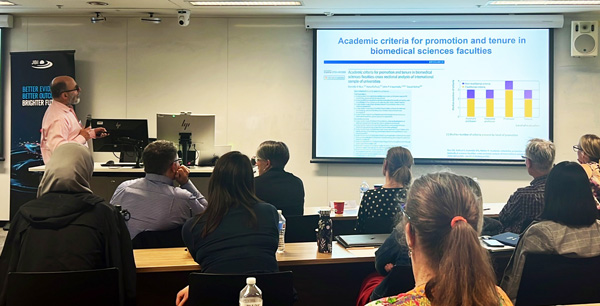 Dr David Moher, senior scientist, Clinical Epidemiology Program, Ottawa Hospital Research Institute, presents to JBI Postgraduate Research Degrees students
